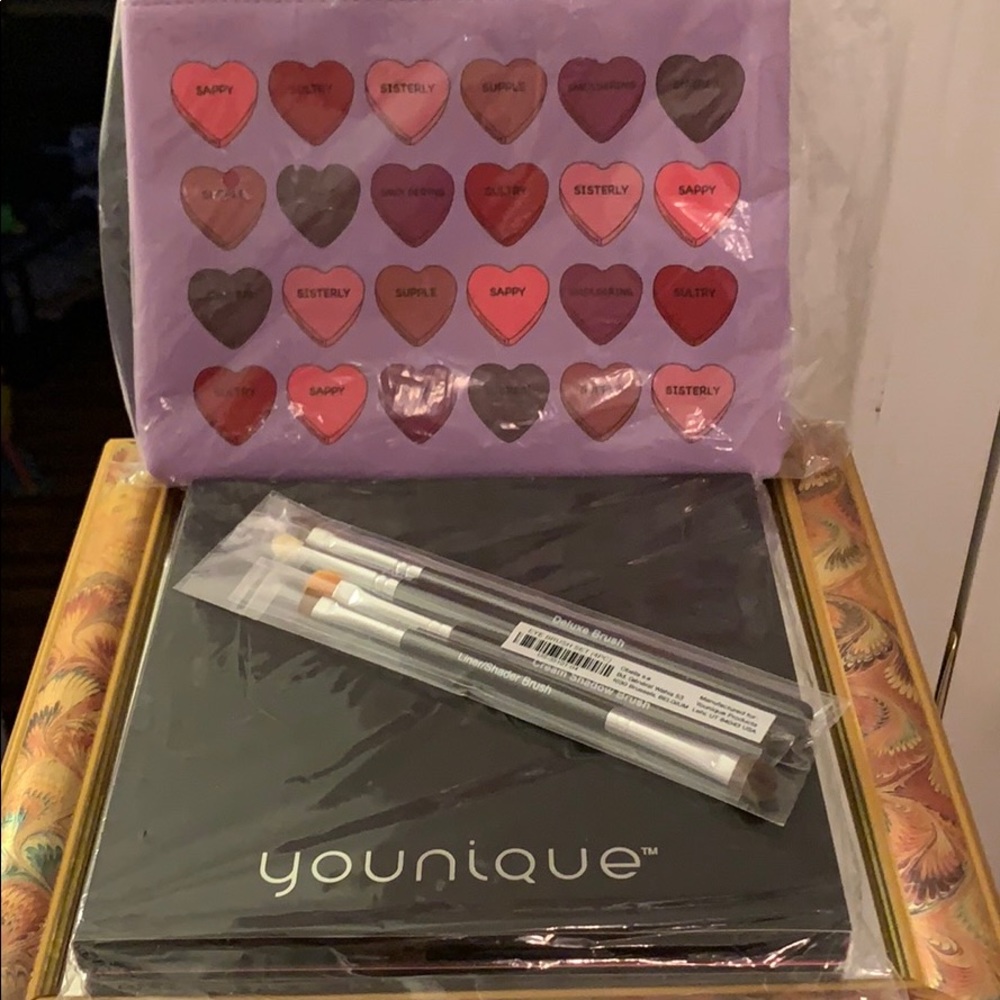 Younique nib 25/palette & eye brushes
